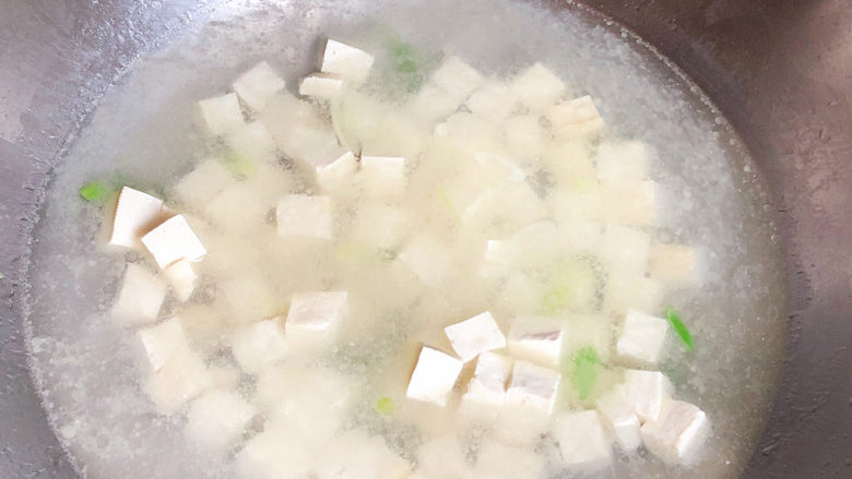 丝瓜炖豆腐,加入两汤碗水，中大火烧开