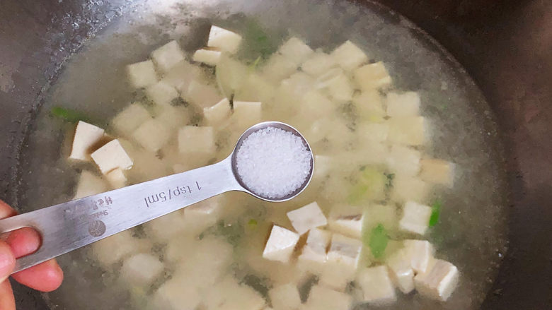 丝瓜炖豆腐,加盐调味