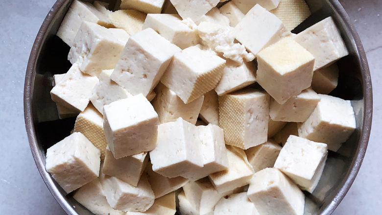 丝瓜炖豆腐,豆腐丁捞出，控水备用
