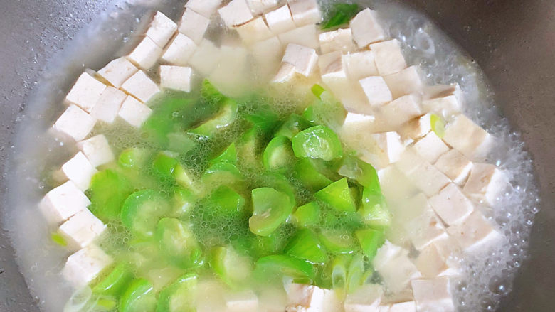 丝瓜炖豆腐,煮开后加入丝瓜，再次煮沸
