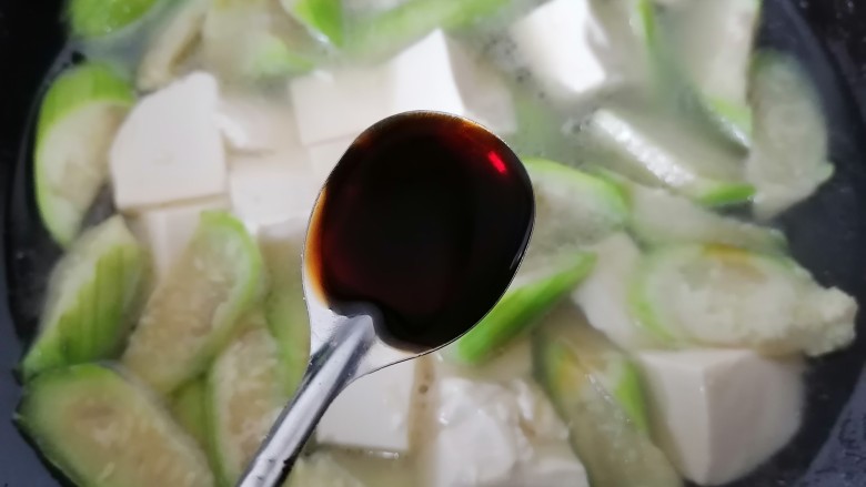 丝瓜炖豆腐,加入一勺生抽提鲜