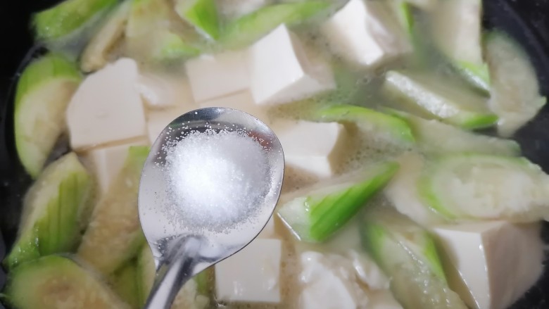 丝瓜炖豆腐,加入一勺盐调味