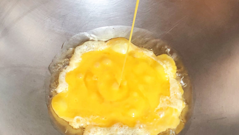 洋葱炒蛋,炒鸡蛋的油温需要比炒菜高一些，这样鸡蛋入锅后能快速膨胀，炒出来的鸡蛋蓬松柔软，盛出