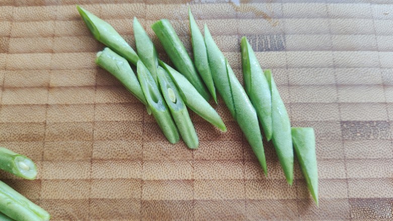 雪菜四季豆,然后斜45°切小段（四季豆这样子切比较容易熟，而且更入味）