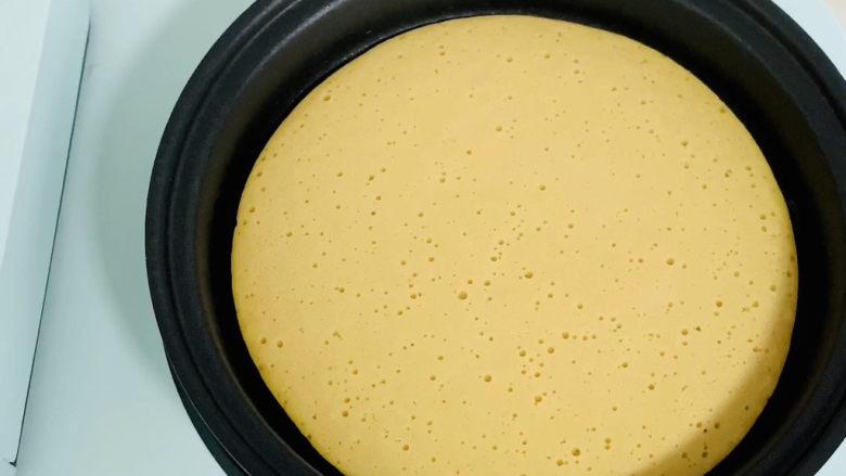 太妃糯米饼,一面煎至2分钟表面出现细腻的小孔，反面再煎制2分钟即可熟透。