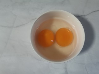 洋葱炒蛋,鸡蛋倒入碗中