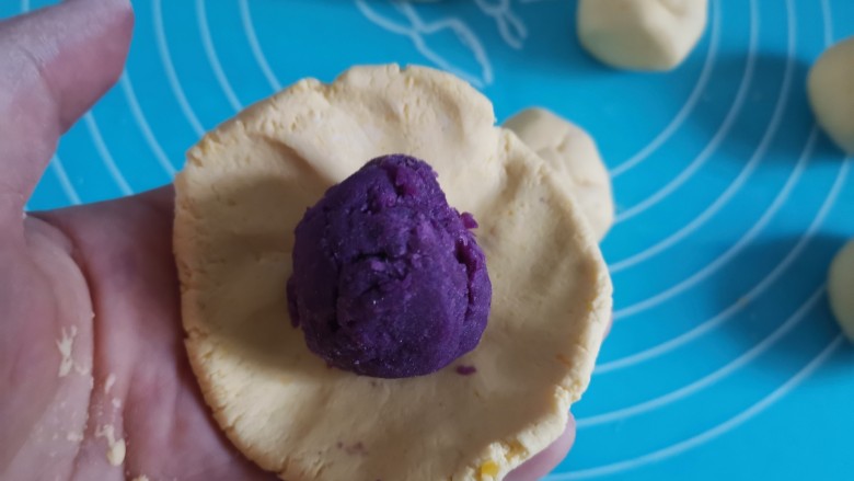 南瓜糯米饼,取一下南瓜面团压成圆饼状，包入紫薯馅