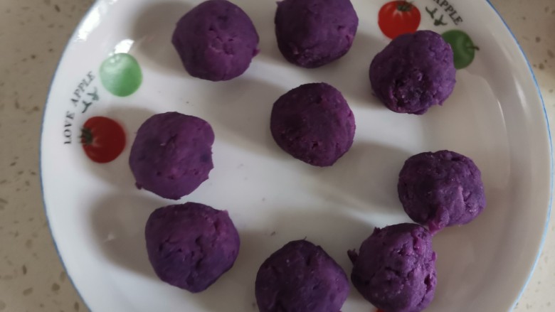 南瓜糯米饼,手上抹油把紫薯泥也分成大小的差不多的剂子，揉圆