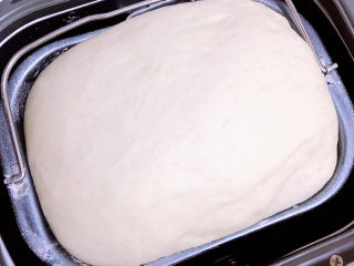 板栗饼,揉好的面团进行基础发酵。直到面团变成2.5倍大。