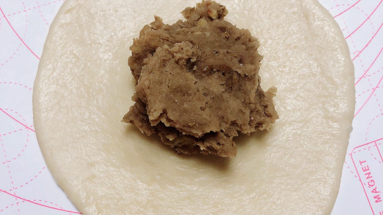 板栗饼,取一个小面团，用擀面杖擀成圆形。包入馅料。
