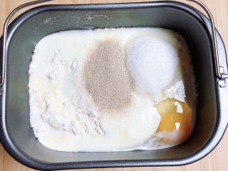 板栗饼,将牛奶、鸡蛋、高筋面粉、白糖、盐、奶粉、酵母粉放入面包机中。