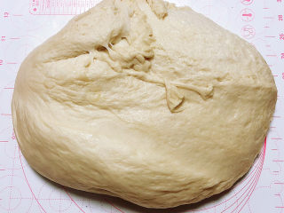板栗饼,将发酵好的面团用手掌压扁，使面团充分排出空气。