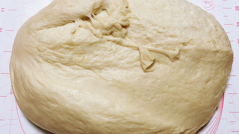 板栗饼,将发酵好的面团用手掌压扁，使面团充分排出空气。