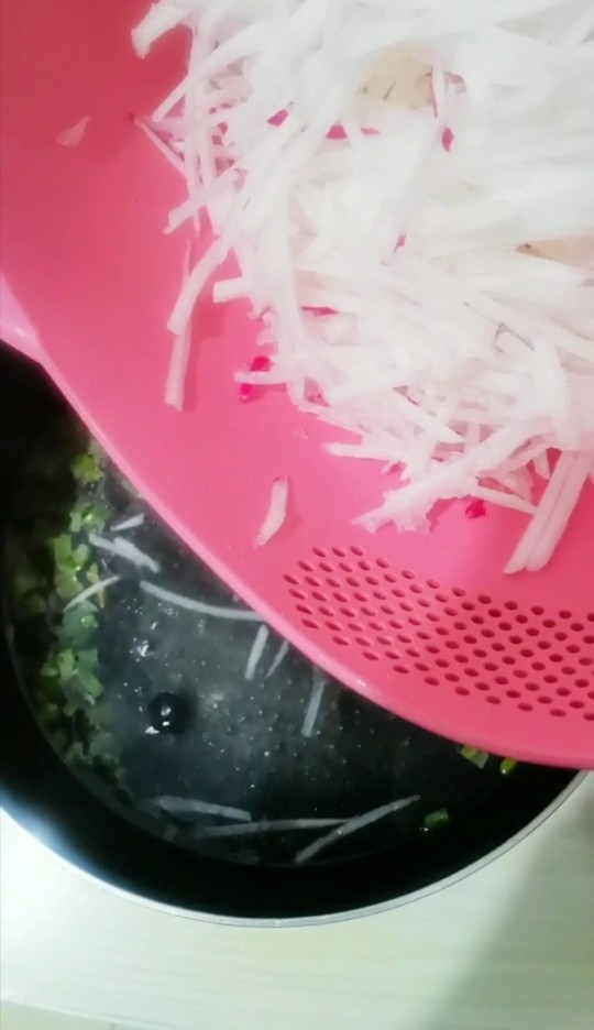 萝卜丝海米汤,放入萝卜丝煮十分钟