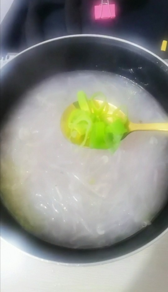 萝卜丝海米汤,适量葱花