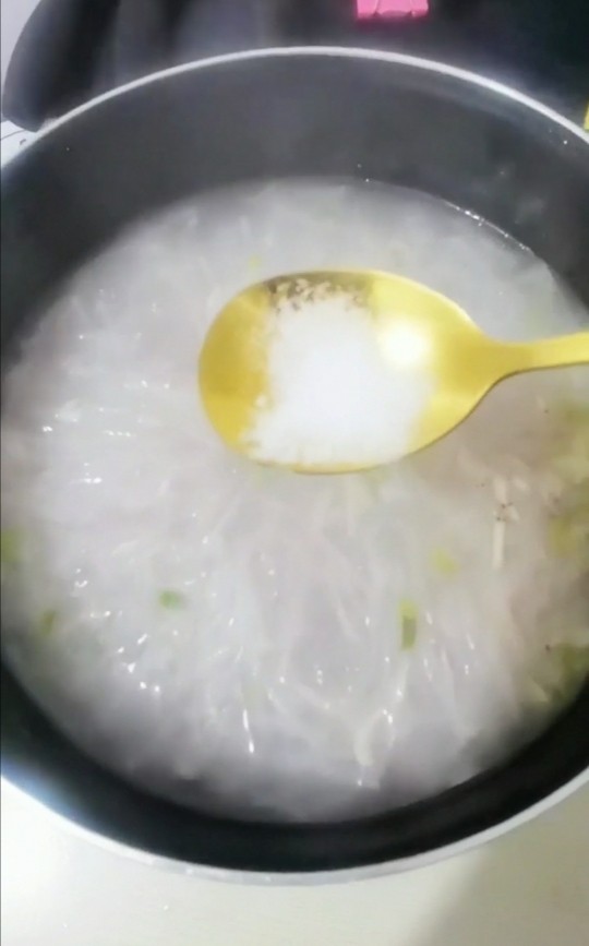 萝卜丝海米汤,加入一小勺盐