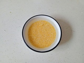 红豆小米粥,小米淘洗干净，浸泡20分钟