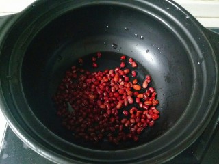 红豆小米粥,红豆淘洗干净，用水浸泡4个小时以上，放入砂锅中