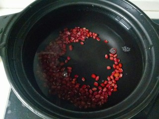 红豆小米粥,加入足量的清水