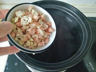 红豆小米粥,加入花生碎