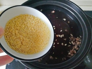 红豆小米粥,加入小米