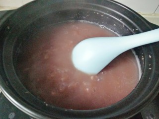 红豆小米粥,中小火继续熬煮25分钟，看到汤汁浓稠