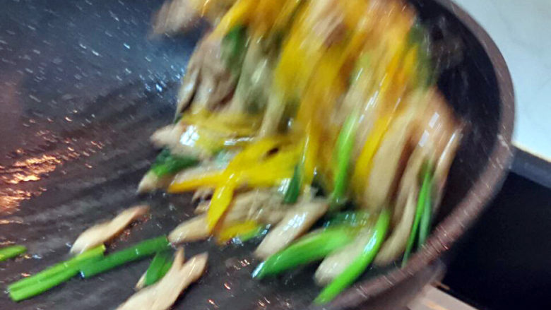 爆炒鸡胸肉,不是画面糊了，而且鸡丝与黄彩椒及葱在锅里跳舞