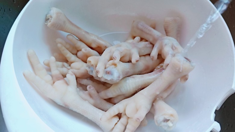 肉蟹煲,捞出清洗去鸡爪表面的浮沫。