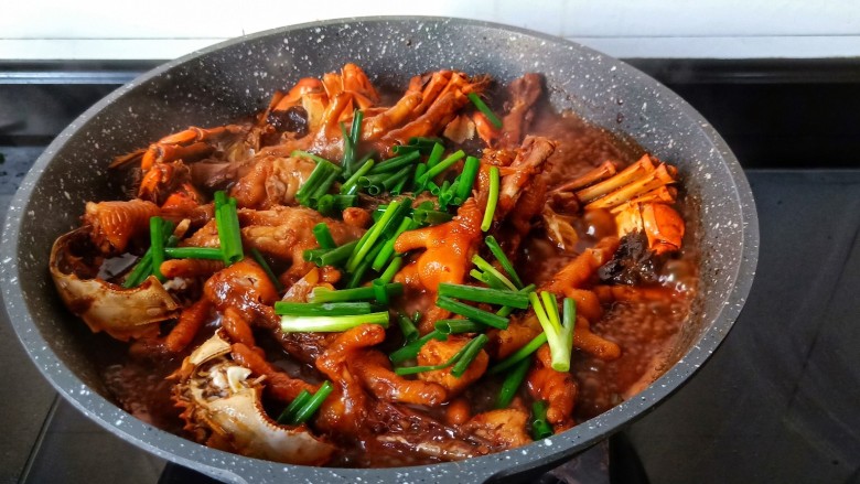 肉蟹煲,出锅前撒点香葱段。