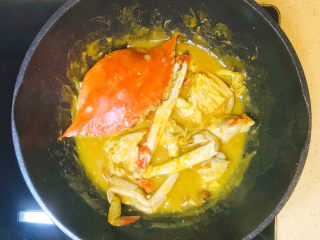 咖喱梭子蟹,煮至水分烤干，成浓郁的咖喱酱，就可以关火起锅装盘了
