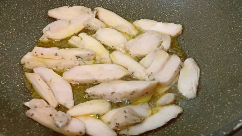 爆炒鸡胸肉,放切好的鸡胸肉煎一下。