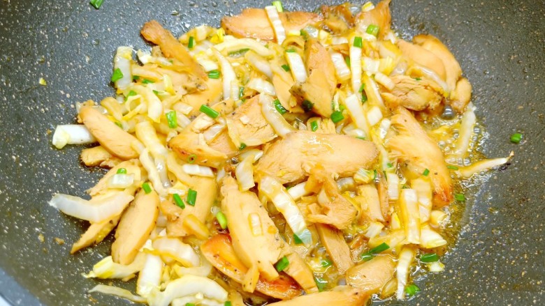 爆炒鸡胸肉,出锅前撒点葱花翻炒即可出锅。