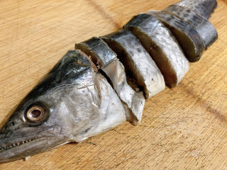红烧鲅鱼,主要食材如图所示，将一条马鲛鱼洗净切成小块