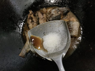 红烧鲅鱼,2小勺白砂糖