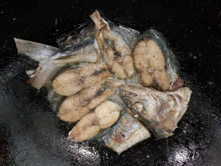 红烧鲅鱼,煎制两面金黄定型，鱼肉紧实的状态。