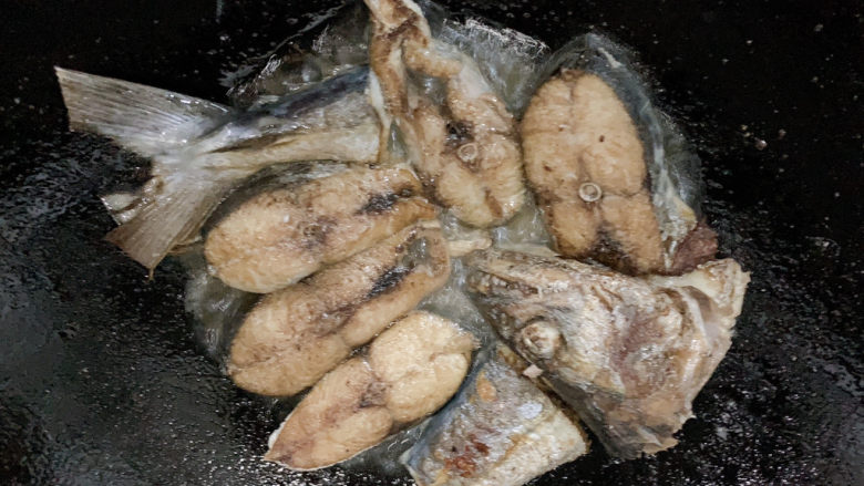 红烧鲅鱼,煎制两面金黄定型，鱼肉紧实的状态。