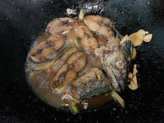 红烧鲅鱼,搅拌均匀烧制，鱼肉由表面干爽过渡到吸满汤汁到水润。
