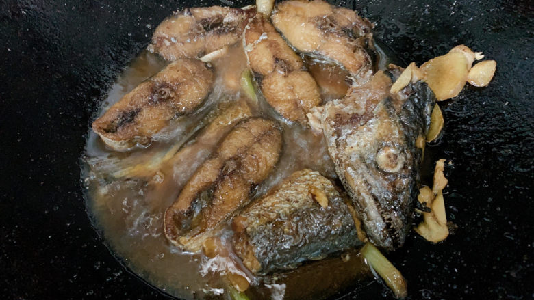 红烧鲅鱼,搅拌均匀烧制，鱼肉由表面干爽过渡到吸满汤汁到水润。