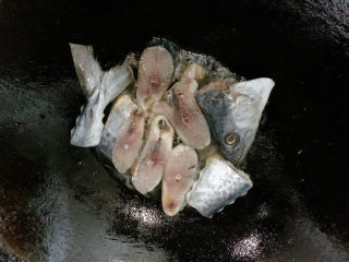 红烧鲅鱼,锅烧热油，冒青烟后，转中小火将鱼块放入其中。