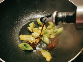 红烧鲅鱼,再起油锅，用锅中留下底油炒香八角 干辣椒 葱姜蒜，倒入酱油。