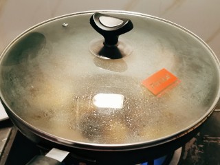 红烧鲅鱼,加盖子焖3分钟，再开盖转中小火烧，期间将鱼块翻面一次以便入味。