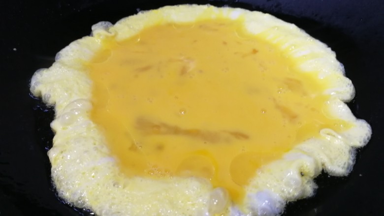 咖喱蛋炒饭,热锅凉油，油5成热倒入蛋液。