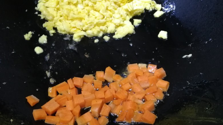 咖喱蛋炒饭,鸡蛋推到锅边，放入胡萝卜丁，文火炒一下。