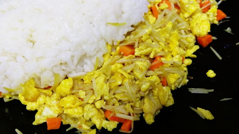 咖喱蛋炒饭,放入剩米饭，文火翻炒均匀。
