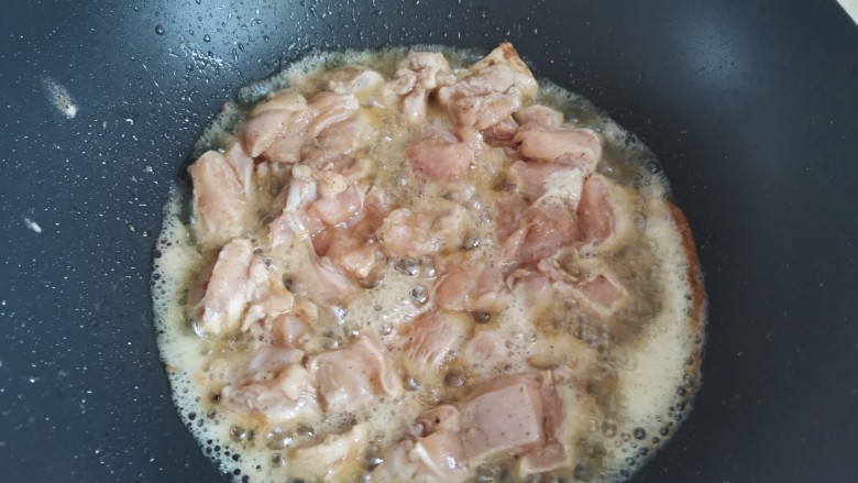 爆炒鸡胸肉,起锅烧油，下入鸡肉，油多点滑一下鸡肉，更嫩