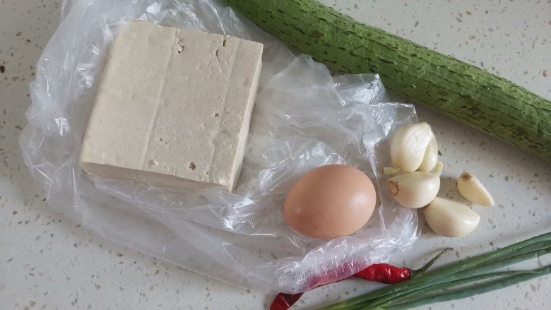丝瓜炖豆腐,准备食材备用