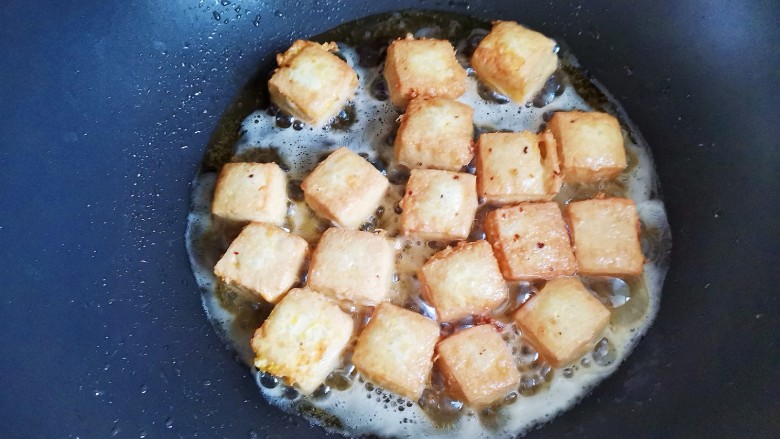 丝瓜炖豆腐,煎至表面金黄色，焦脆