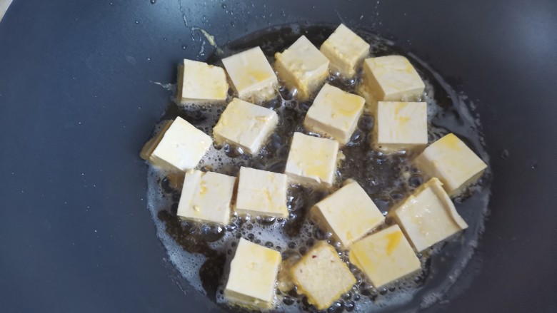 丝瓜炖豆腐,起锅烧油，倒入多点的油，下入豆腐小火煎