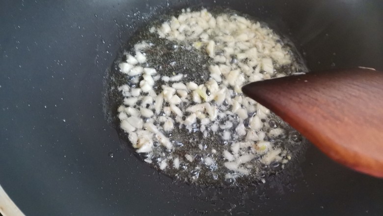 丝瓜炖豆腐,锅里留底油，下入蒜末炒香