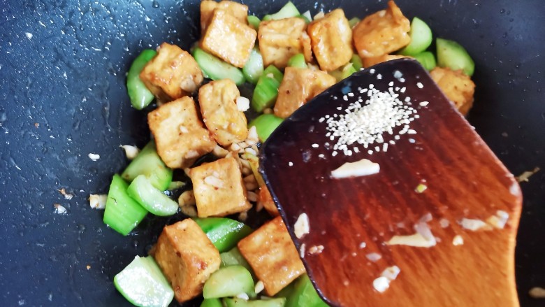 丝瓜炖豆腐,加入适量的鸡精翻炒均匀即可出锅
